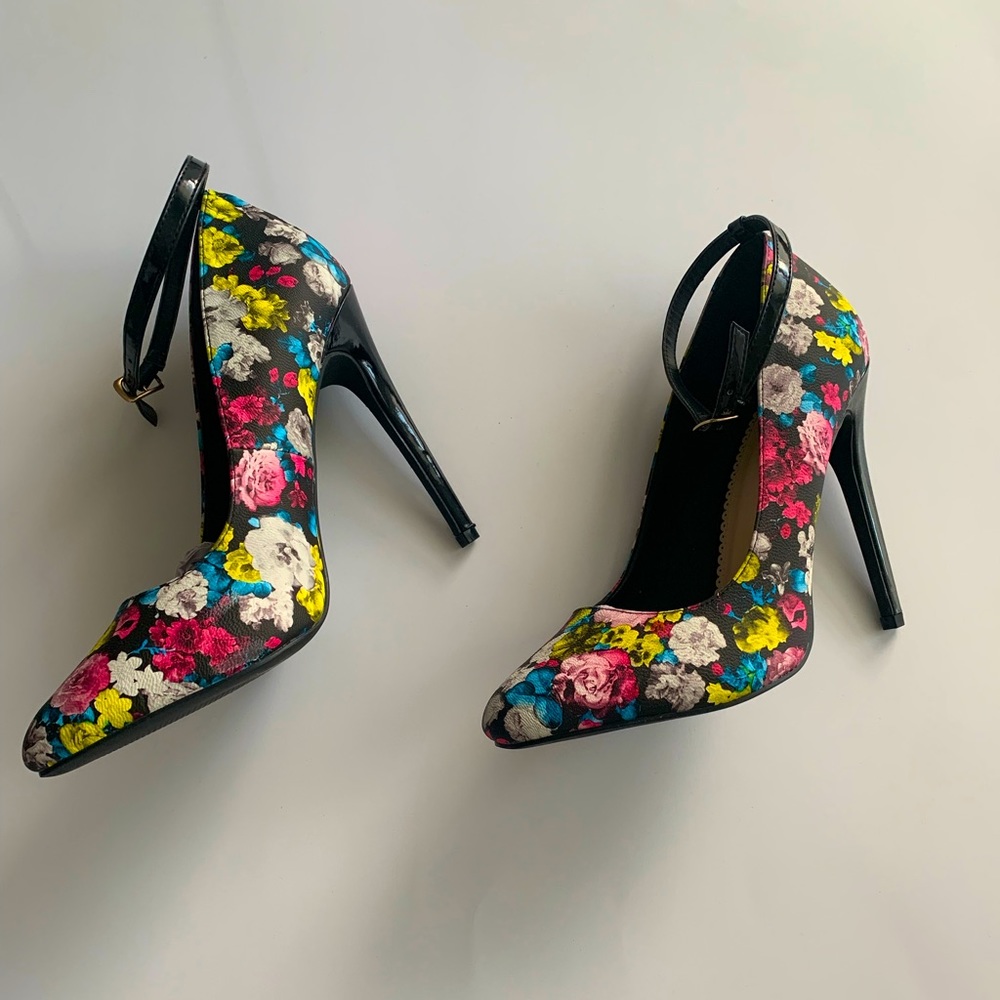 Floral print heel! WORN ONLY ONE TIME!!!!